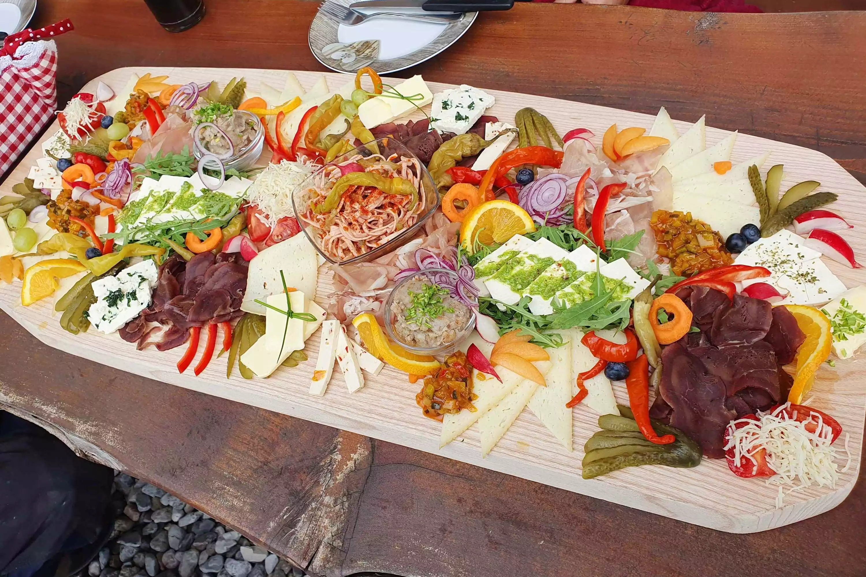 Bio-Käse und Bio-Rindfleisch frisch Geräuchert aus eigener Herstellung