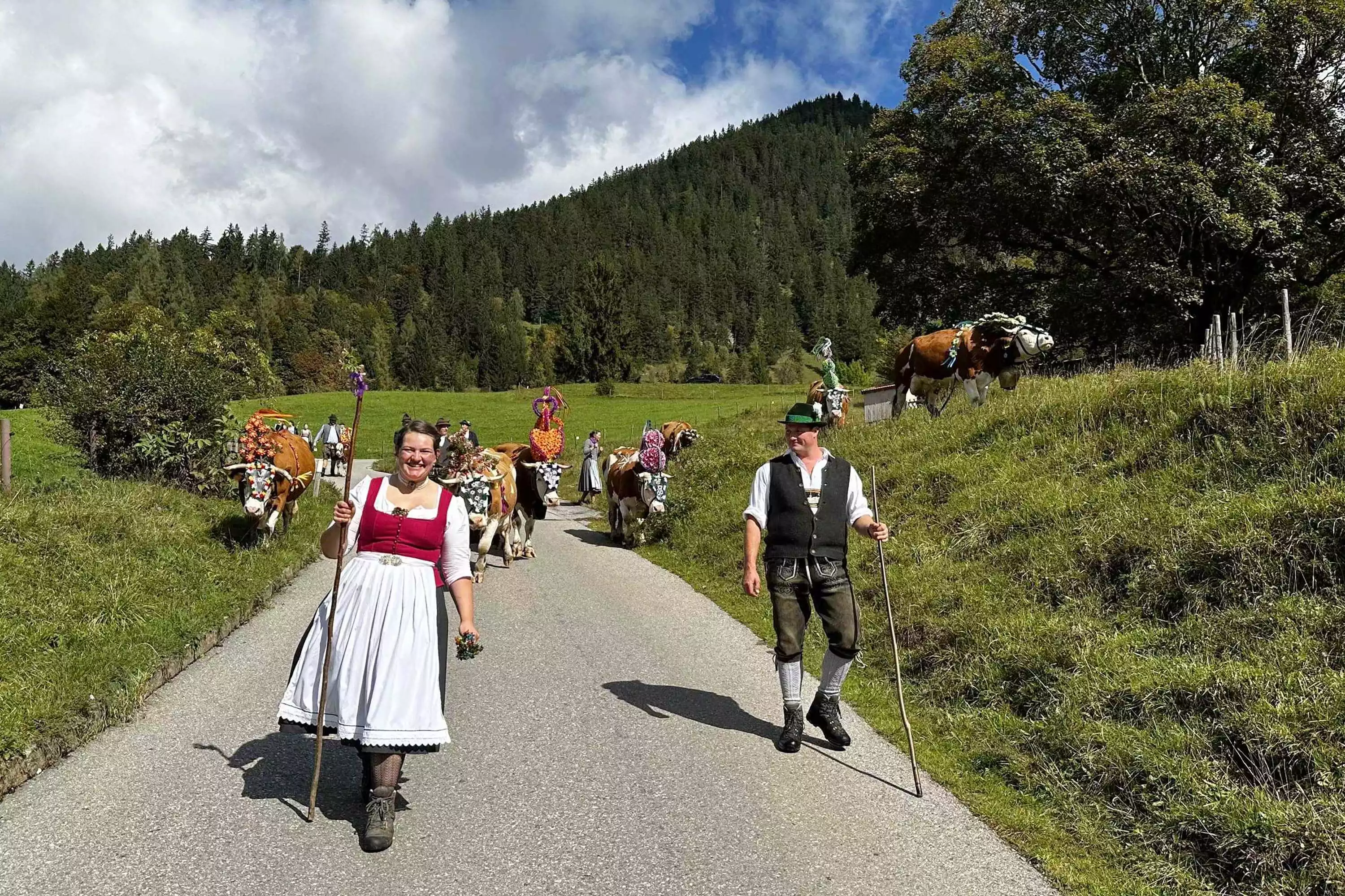 Sennerinnen und Senner unterstützen Bergbauern bei der Almwirtschaft