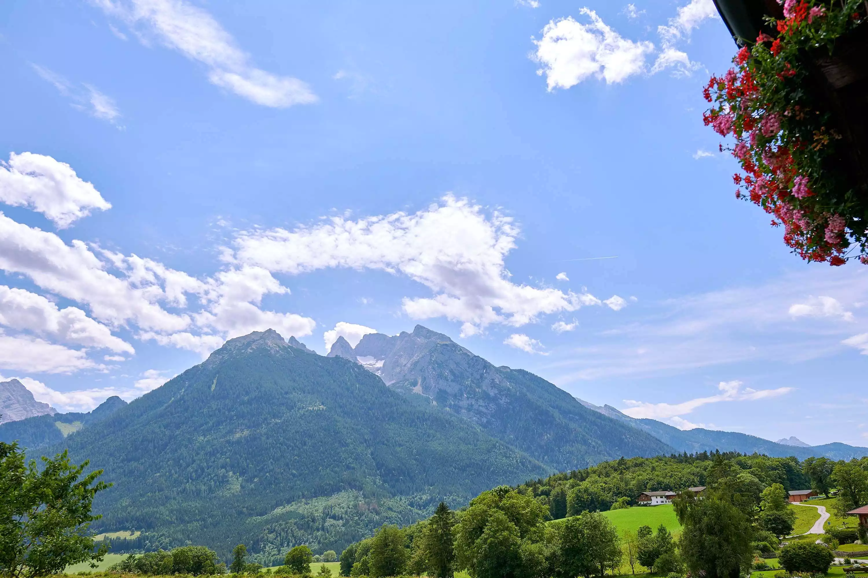 Ausgeschilderte Wanderwege im Berchtesgadener Land zur Mordaualm Gschoßkaser in Oberbayern
