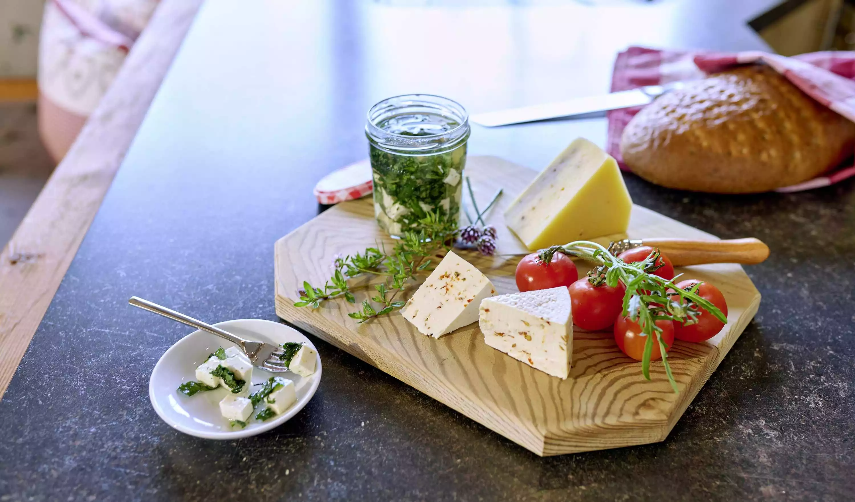 Bio-Almmilch für besten Bio-Käse Genuss pur auf der Almhütte im Gschoßkaser Mordaualm
