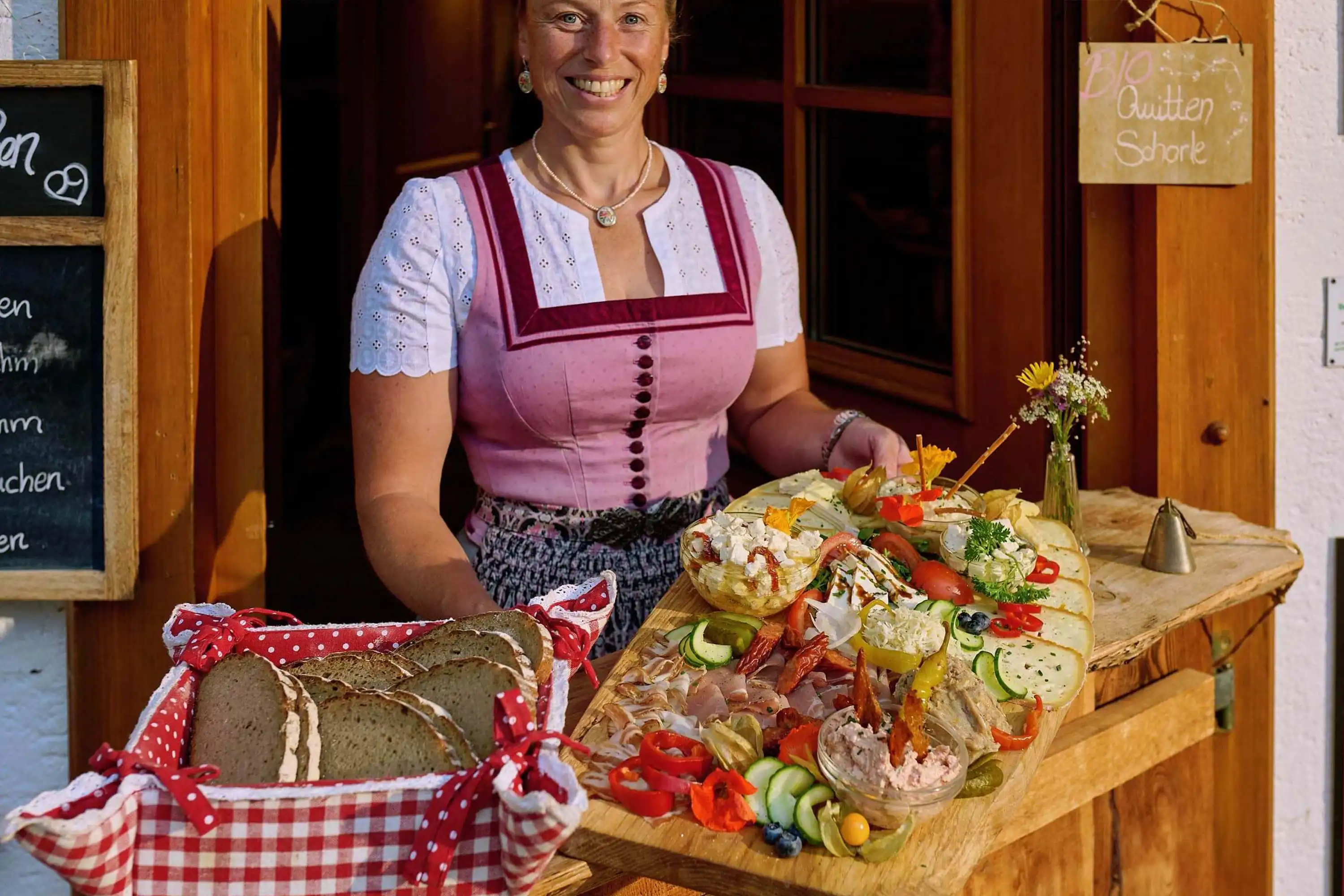 Bio-Käse und Bio-Rindfleisch frisch Geräuchert aus eigener Herstellung