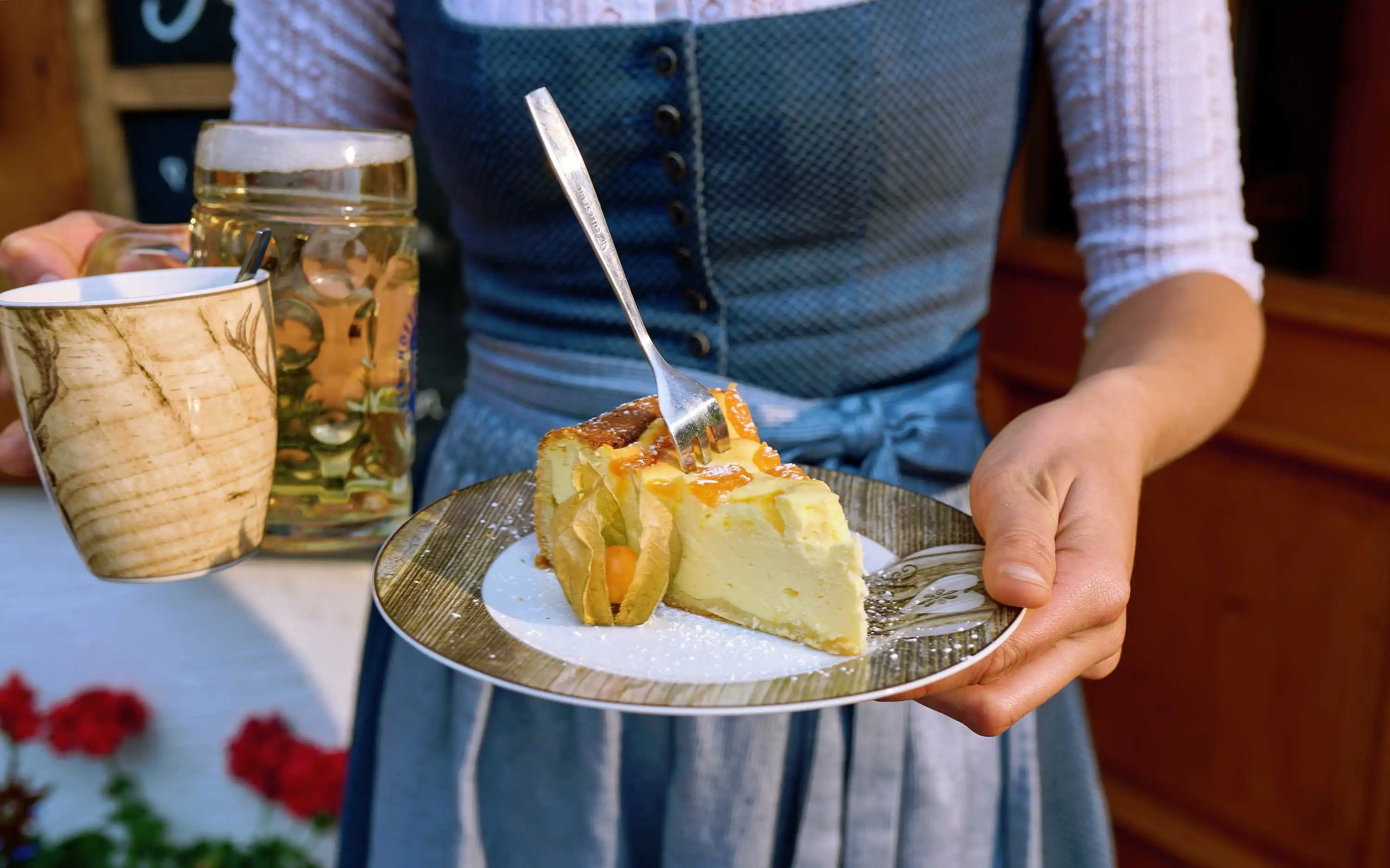 Brotzeit und Kuchenspezialitäten bei Einkehr auf der Mordaualm
