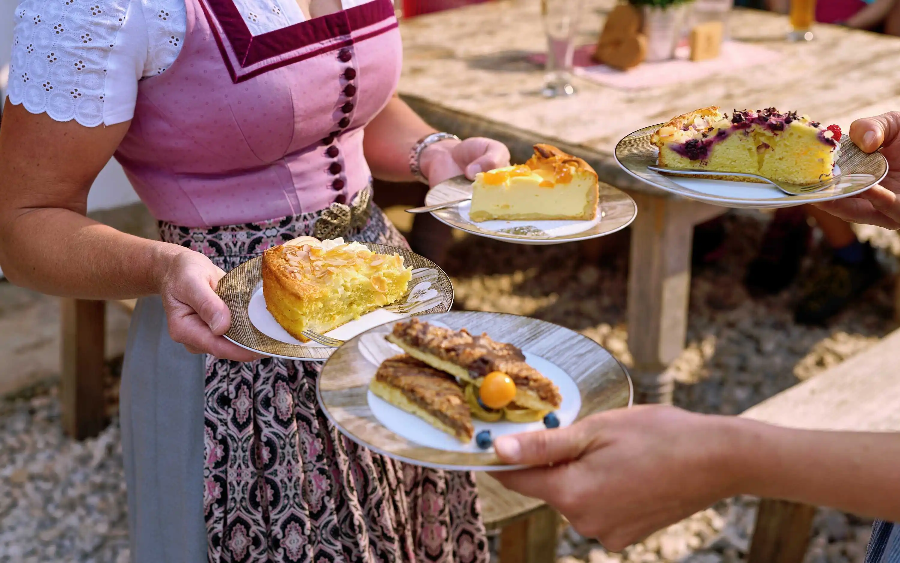 Einkehr mit hausgemachten Kuchen im Gschoßkaser auf der Mordaualm Berchtesgadener Land