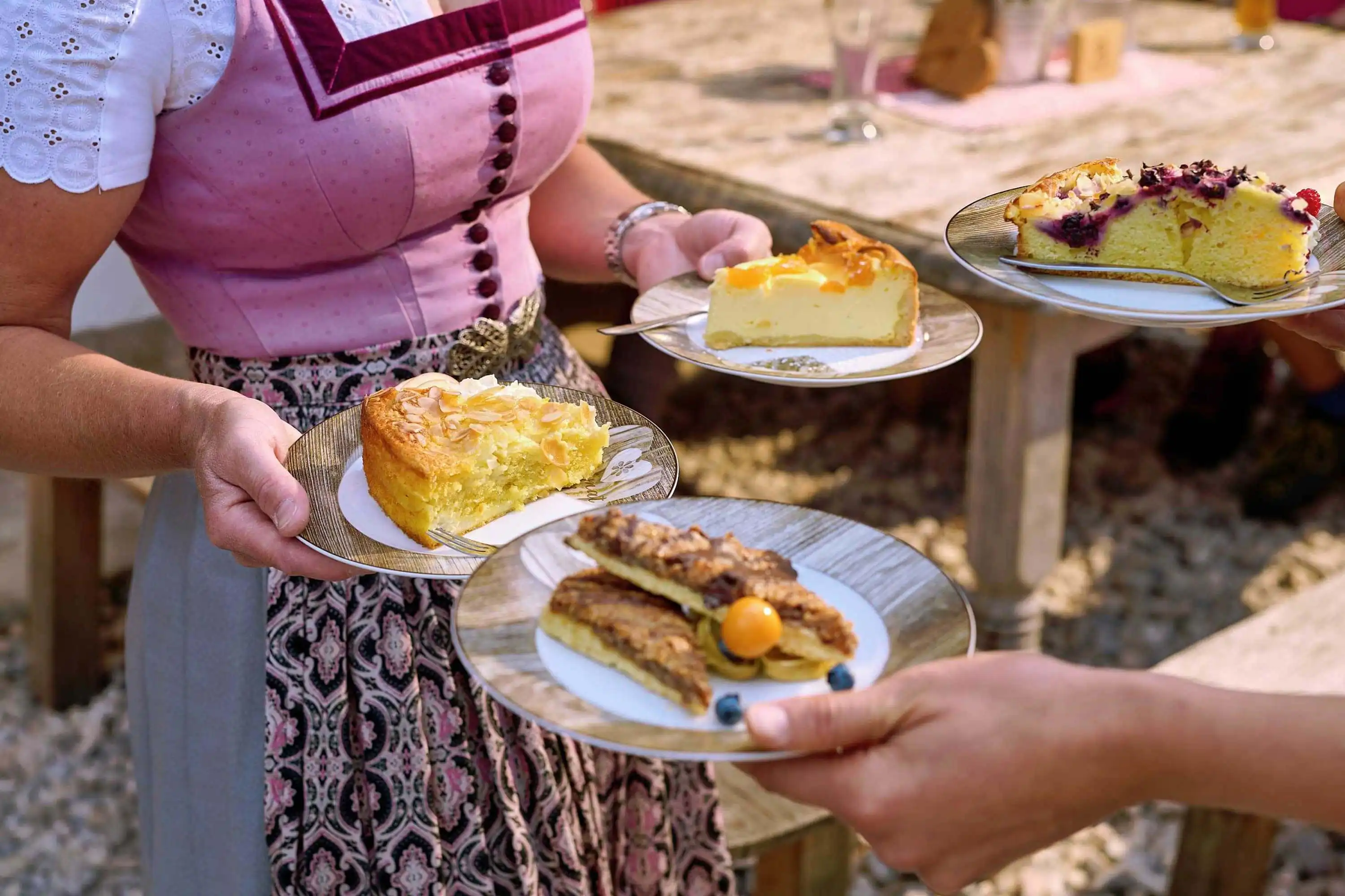 Einkehr mit hausgemachten Kuchen im Gschoßkaser auf der Mordaualm Berchtesgadener Land