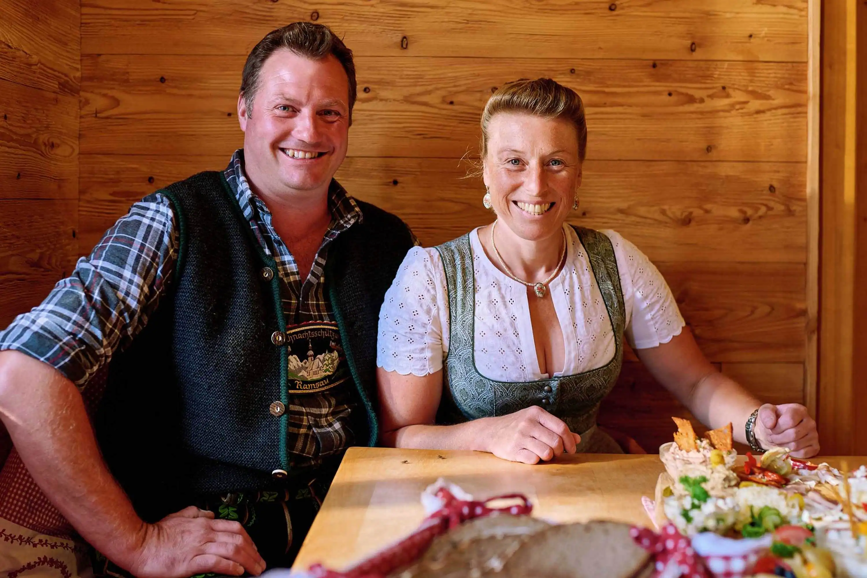 Sennerinnen und Senner unterstützen Bergbauern bei der Almwirtschaft