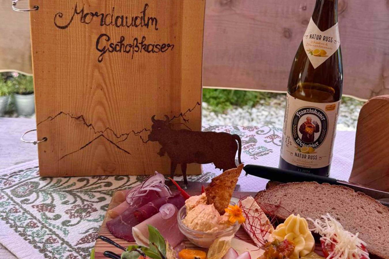 Geräuchertes bei Brotzeit Einkehr Mordaualm Gschoßkaser Bayern Lattengebirge