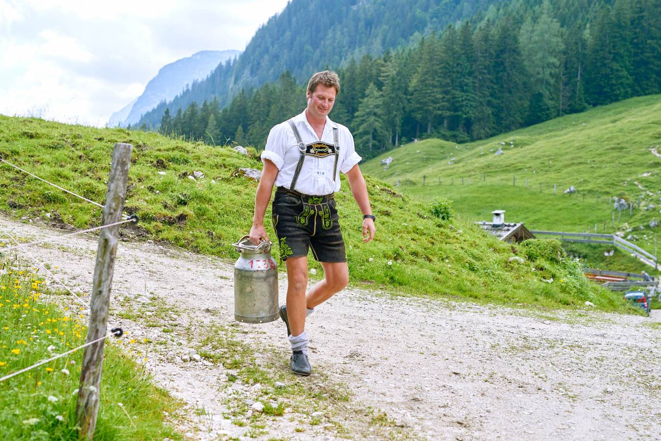 Bergbauer aus Leidenschaft im Berchtesgadener Land Ramsau mit Milchvieh im Naturland Bio-Betrieb