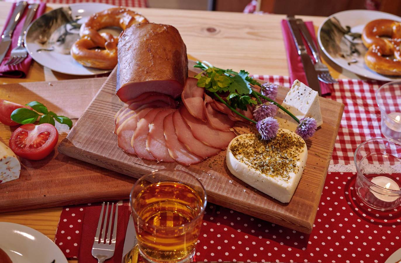 Hausgemachte Brotzeitteller auf der Mordaualm im Gschoßkaser Berchtesgaden