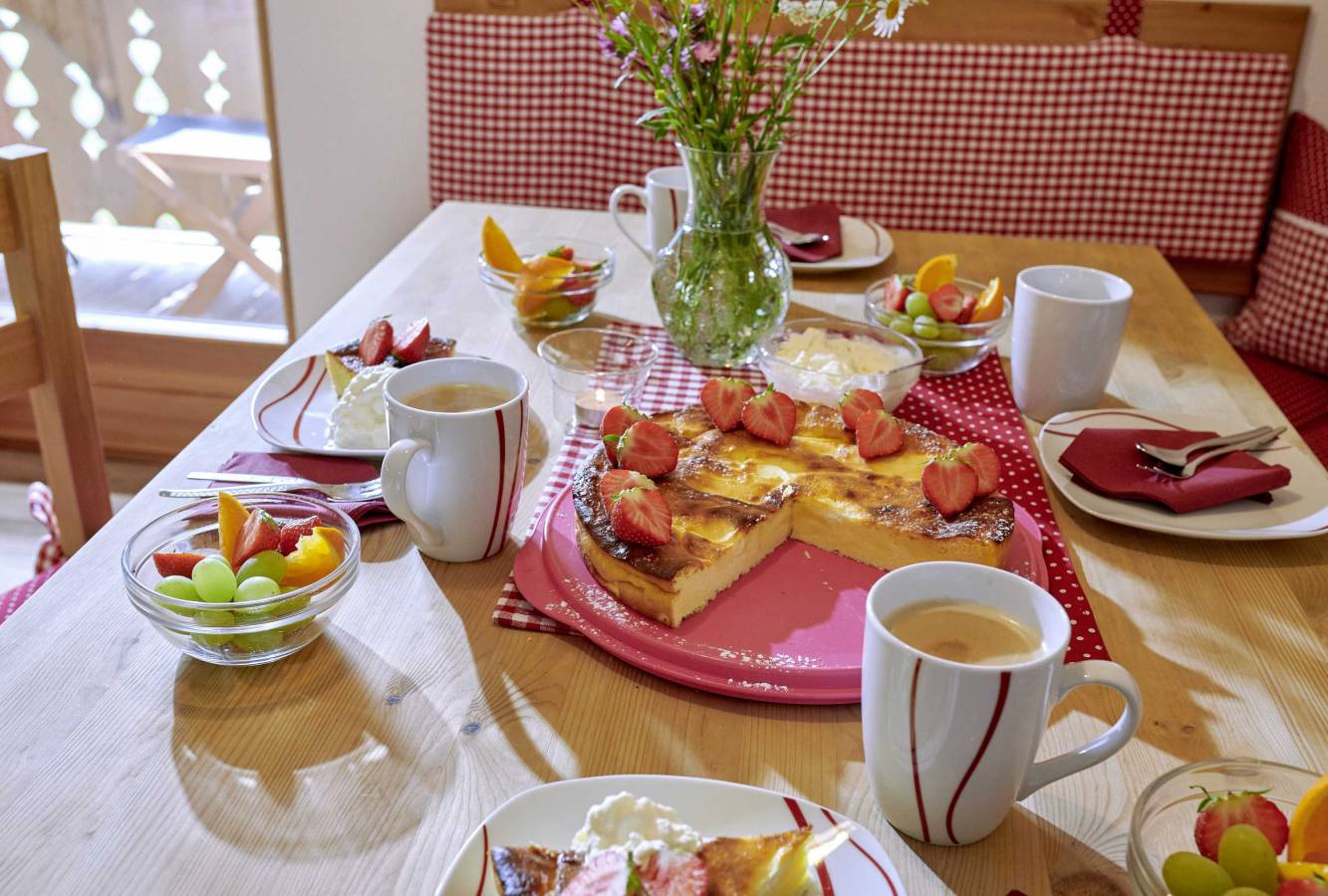 Leckerer Topfenkuchen frisch von der Sennerin im Gschoßkaser auf der Mordaualm