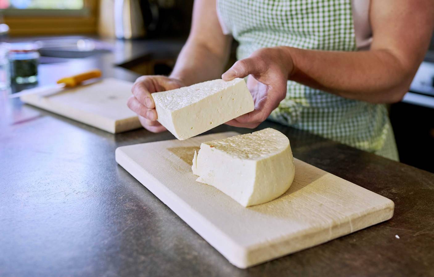 Bäuerin Anja stellt mit Sennerinnen Bio-Almkäse im Gschoßkaser auf der Mordaualm her