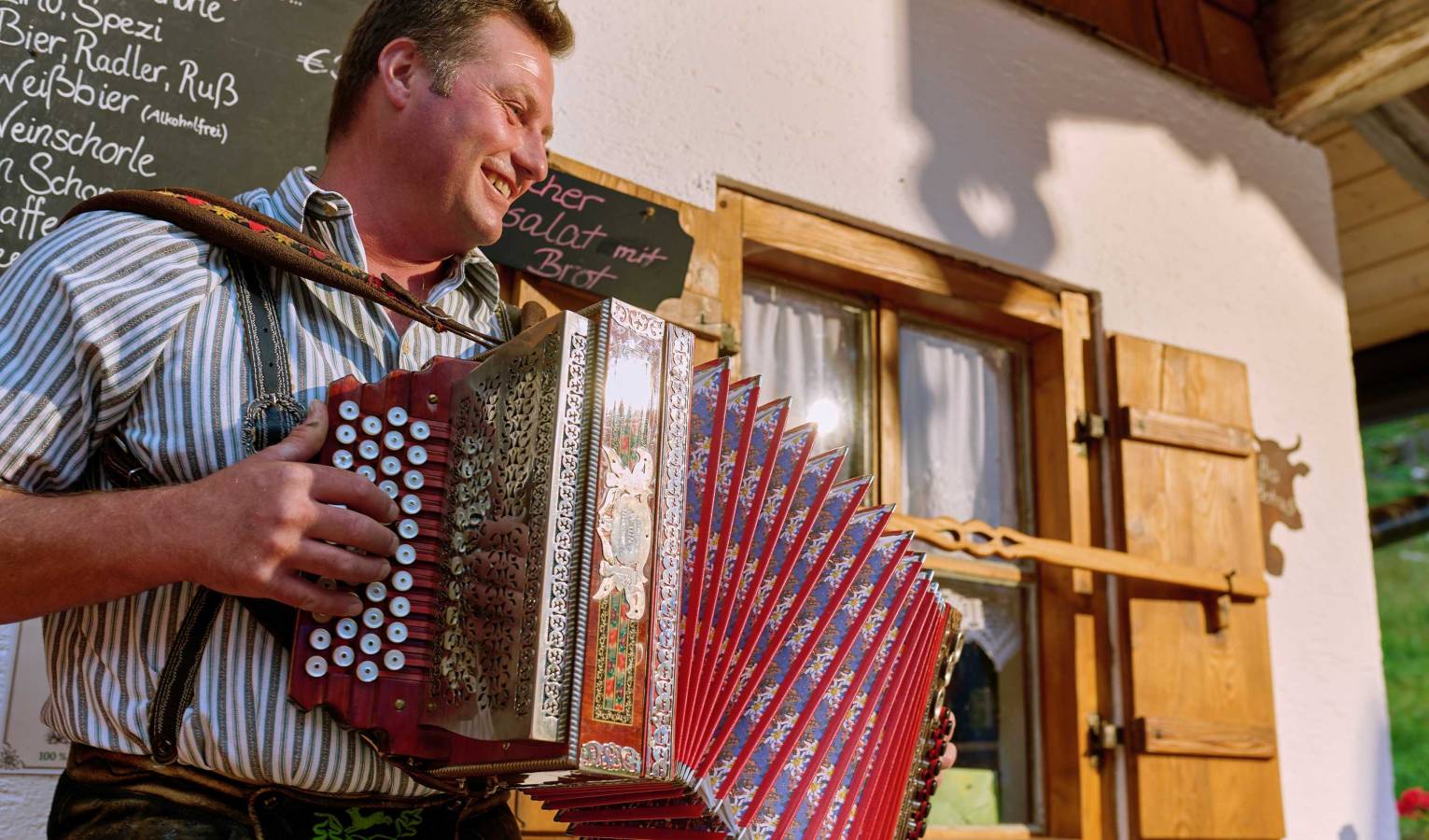 Bayrische Lebensart im Gschoßkaser auf der Mordaualm Berchtesgadener Land Oberbayern